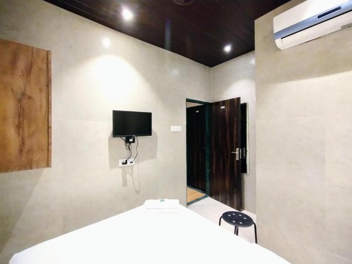 Hotel Eros - Near Airport T2 뭄바이 외부 사진
