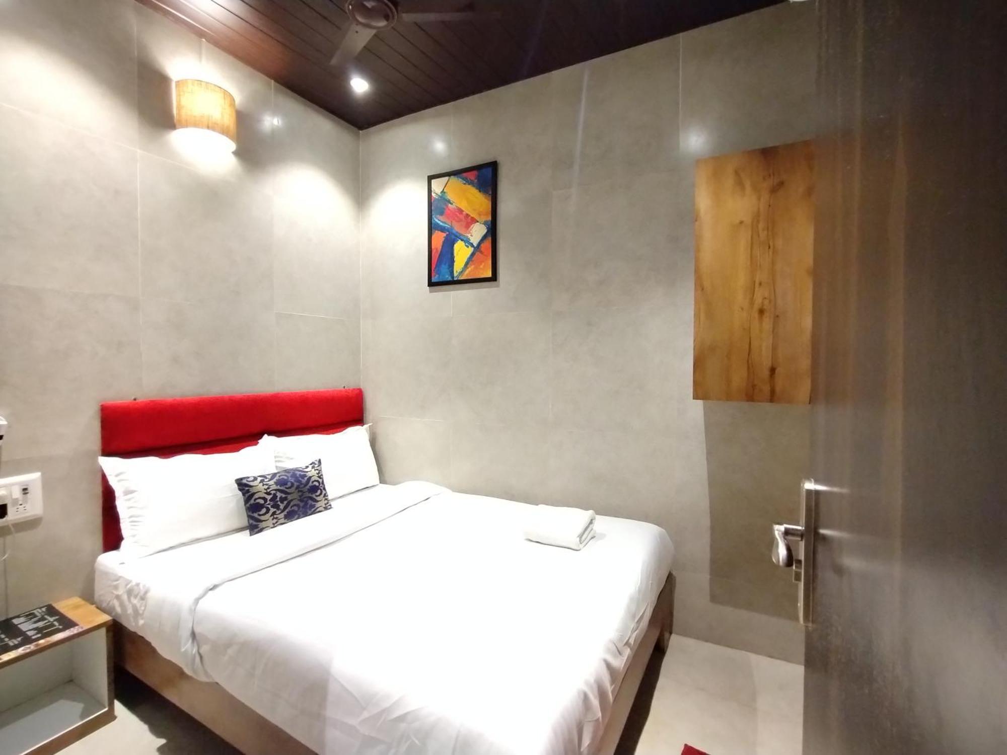 Hotel Eros - Near Airport T2 뭄바이 외부 사진